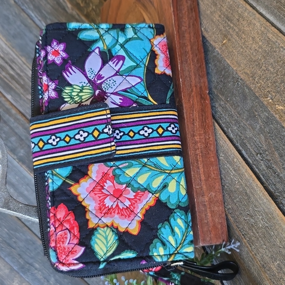 VERA BRADLEY WALLET🥰